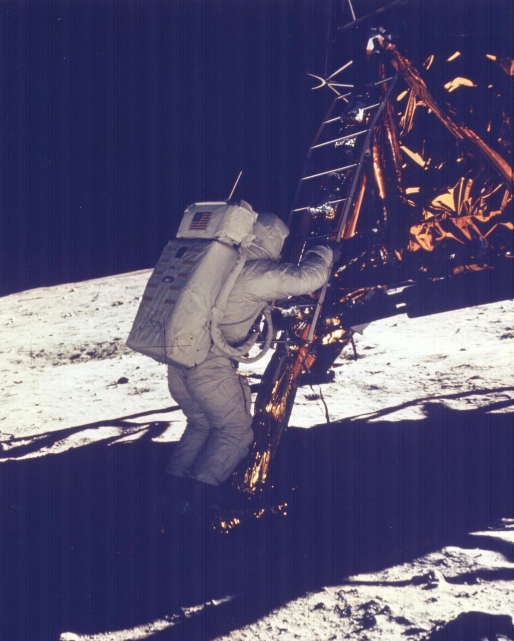 Кадр Apollo 11 KSC-AS11-40-5869: астронавт біля трапа місячного модуля