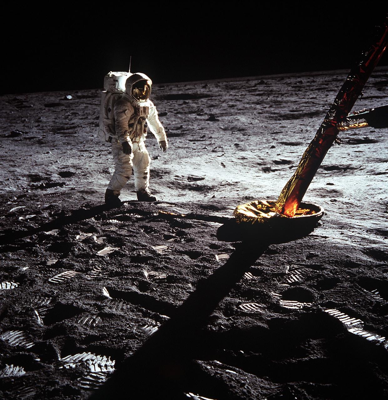 Кадр Apollo 11 AS11-40-5902: астронавт біля місячного модуля