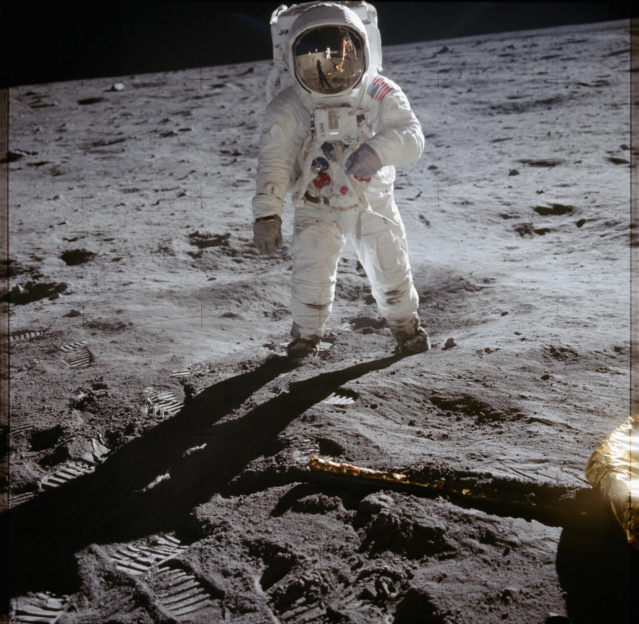 Кадр Apollo 11 AS11-40-5903: астронавт стоїть на поверхні Місяця